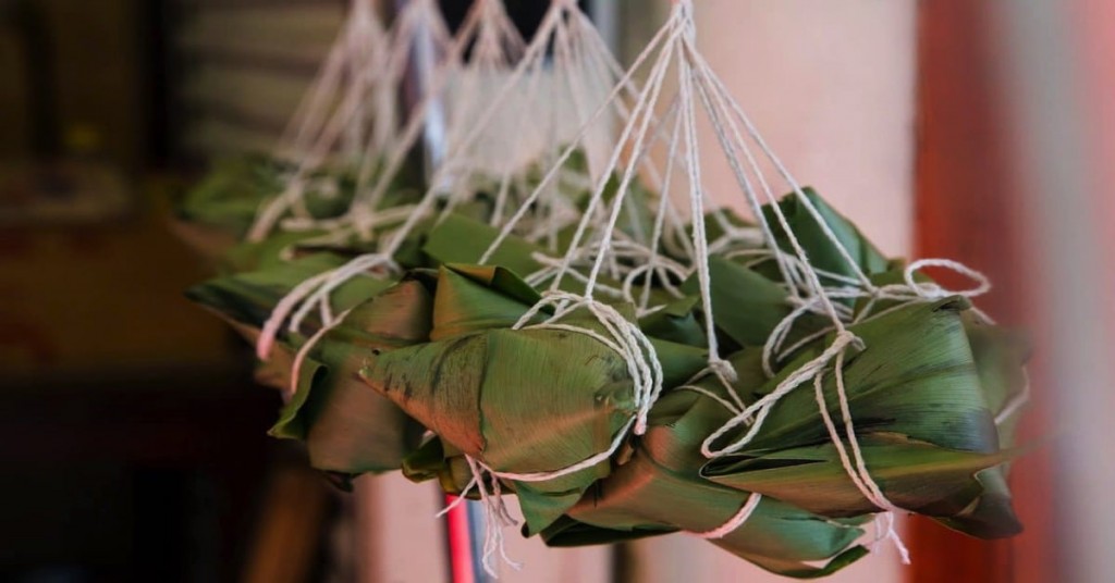 Zongzi tied together with strings. (Flickr shenghunglin photo)
