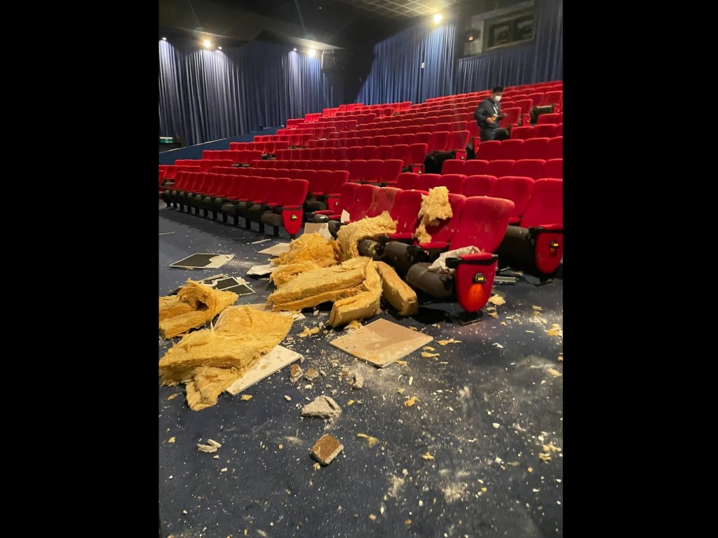 Large pieces of the ceiling land on front row seats in a Viewshow Cinema theater. (Facebook, Chang Chih-hao photo)
