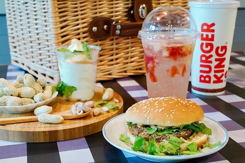 漢堡王新推出「花生香菜刈包烤牛堡」、「古早味花生香菜聖代」、「紅心芭樂氣泡飲」等3款新品。（圖／漢堡王）
