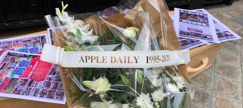 去年 (2021年) 6月25日巴黎無國界記者組織代表乘坐靈車抵達中國大使館 ，將棺材和鮮花送至現場，以模擬葬禮的方式抗議，上面的標語牌寫...