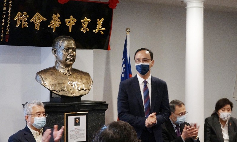 
美東時間6月6日, 國民黨主席朱立倫（立者）走訪華府美京中華會館，與當地僑領交流。中央社
