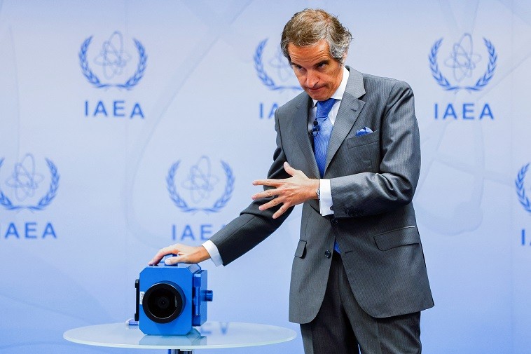 IAEA 署長Rafael Mariano Grossi 6月9日在維也納記者會中, 展示部署在伊朗的監控器 (路透)&nbsp...