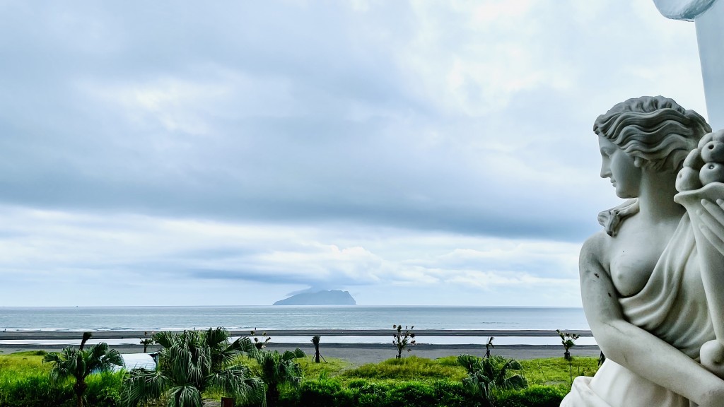 The horn of plenty and a view of Guishan or Turtle Island in Yilan County. (Taiwan News, Jules Quartly photo)
