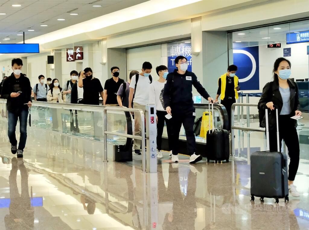File photo of travelers at Taiwan Taoyuan International Airport. 
