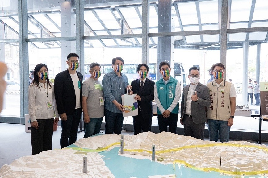 副總統賴清德(右4) , 11日上午到基隆參觀城市博覽會  (圖/官方臉書)
