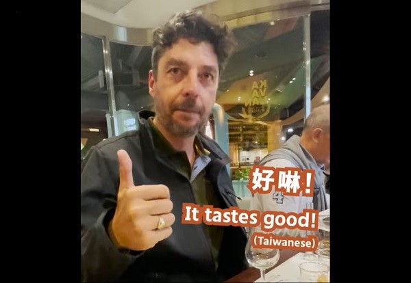 French senator Ludovic Haye says "tastes good" in Taiwanese and gives thumbs up. (Facebook, MOFA screenshot)
