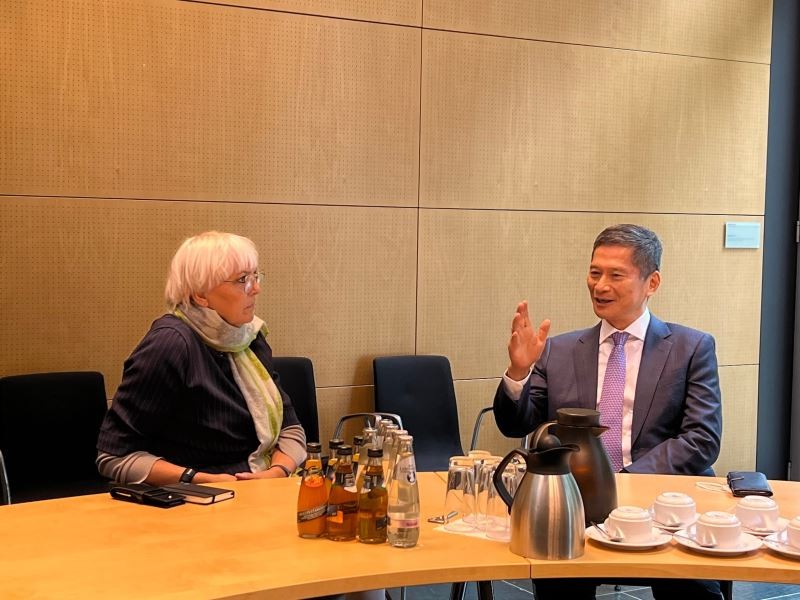 台灣文化部長李永得（右）與德國聯邦文化部長洛特（Claudia Roth）於德國國會會談。（照片由文化部提供）
