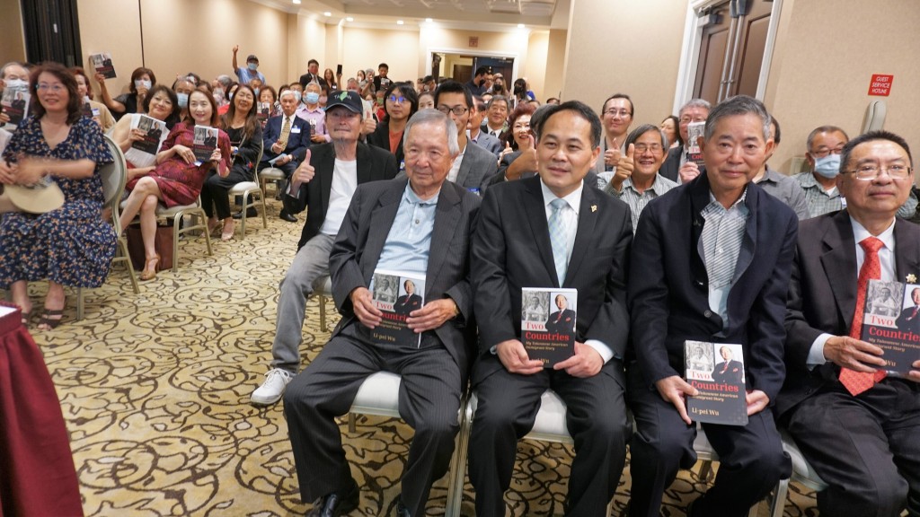 Former Presidential Adviser Wu Li-pei (fourth from right) at a book signing in Los Angeles. 
