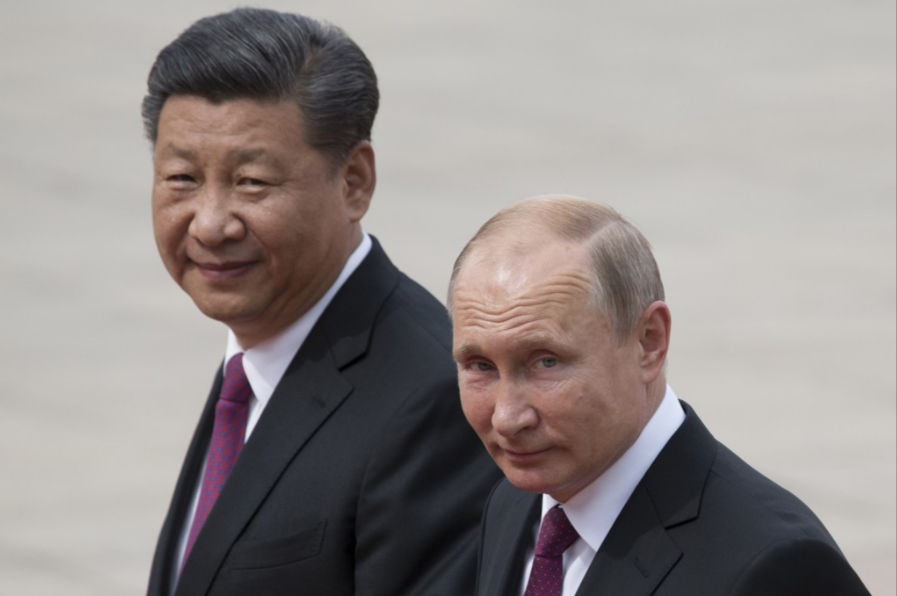 Chinese leader Xi Jinping walks with Russian President Vladimir Putin. (AP photo)
