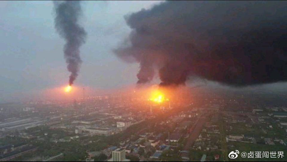 微博上有網友發出上海石化工廠廠區大火照片。（圖/翻攝微博）
