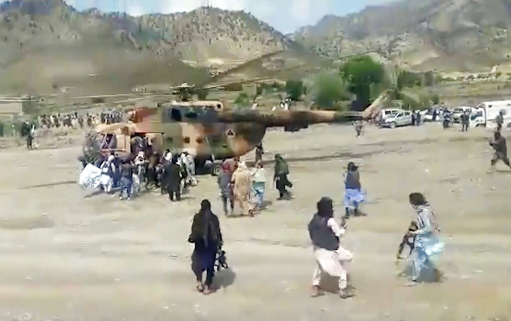 阿富汗強震，官方派直升機救災（圖／美聯社）
