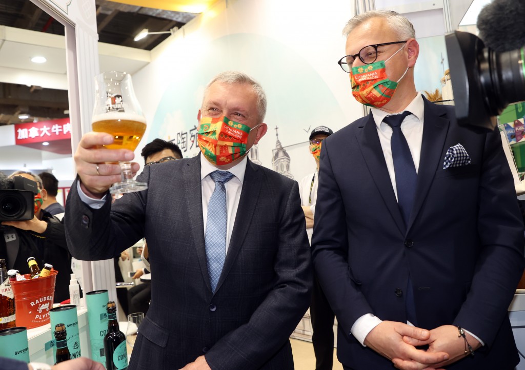 Lithuania Deputy Agriculture Minister Egidijus Giedraitis (left) enjoys a beer at Food Taipei. 
