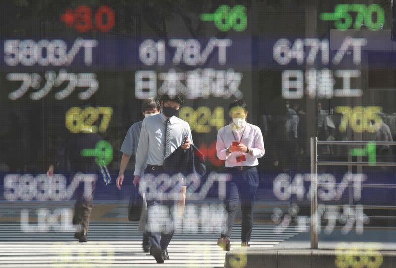 GLOBAL MARKETS-Asia shares struggle, oil falls as recession fears linger