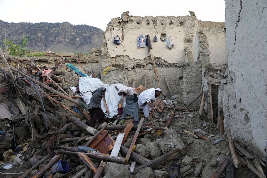 阿富汗22日發生芮氏規模6.1強震，已知超過千人喪生和數千人受傷，我國政府決定捐贈100萬美元賑濟災民。（圖／美聯社）
