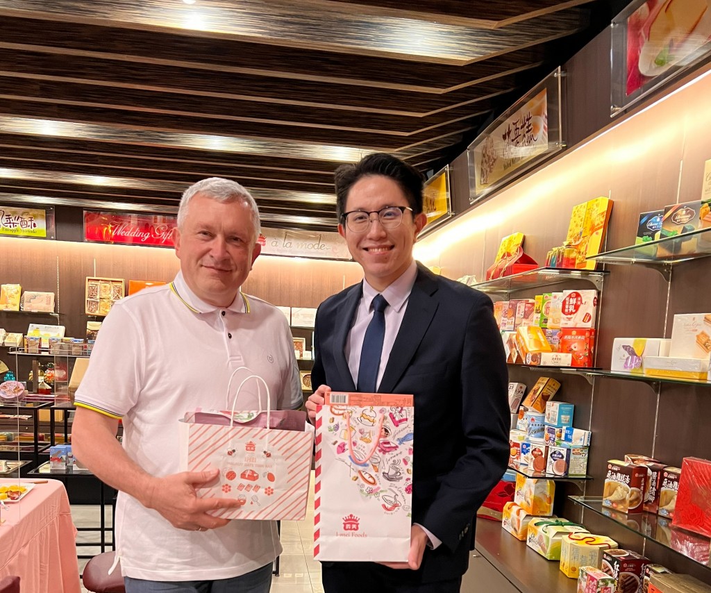 Vice Minister of Agriculture Egidijus Giedraitis (left) stands with I-Mei Assistant Manager Brian Kao in I-Mei product display room. 
