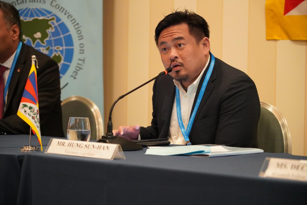 立委洪申翰參與世界議員西藏大會，並發布氣候變遷主題相關演說。（圖／洪申翰 辦公室提供）
