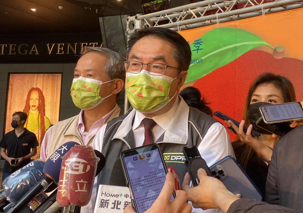 
台南市長黃偉哲（中）25日表示，台灣首例猴痘確診個案是境外返台男性，除已隔離接觸者，也針對環境展開清消，全力防堵本土病例發生。中央社
