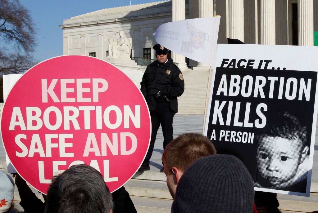 正反方抗議推翻1973年「羅訴韋德案」（Roe v. Wade）保障墮胎權的規定。（圖/路透社）
