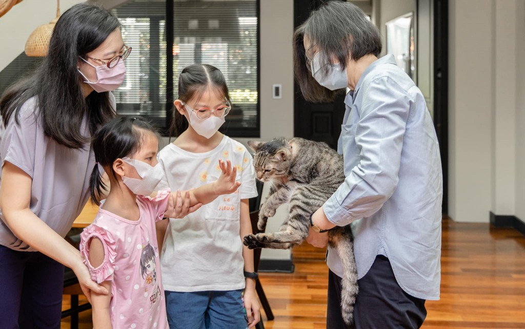 President Tsai Ing-wen introduces Pan Ying-hsi to her cat Think Think. (Facebook, Tsai Ing-wen photo)
