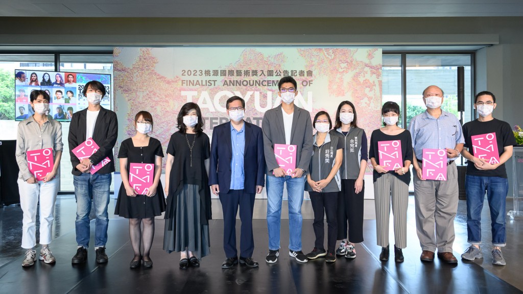 Taoyuan Mayor Cheng Wen-tsan (fifth left) takes a photo with Taiwanese finalists. (Taoyuan Fine Arts Museum photo)

