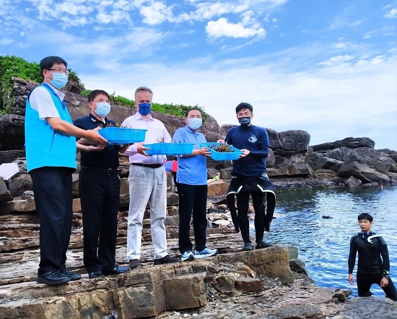 New Taipei Mayor Hou Yu-ih (fourth left) and Representative of the British Office in Taipei John Dennis (third left) attend a coral reef gro...