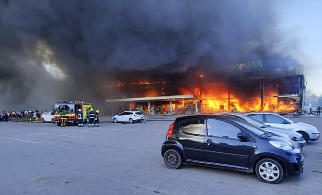 圖為烏克蘭購物中心27日遇襲後起火燃燒的情形 (美聯社) 
