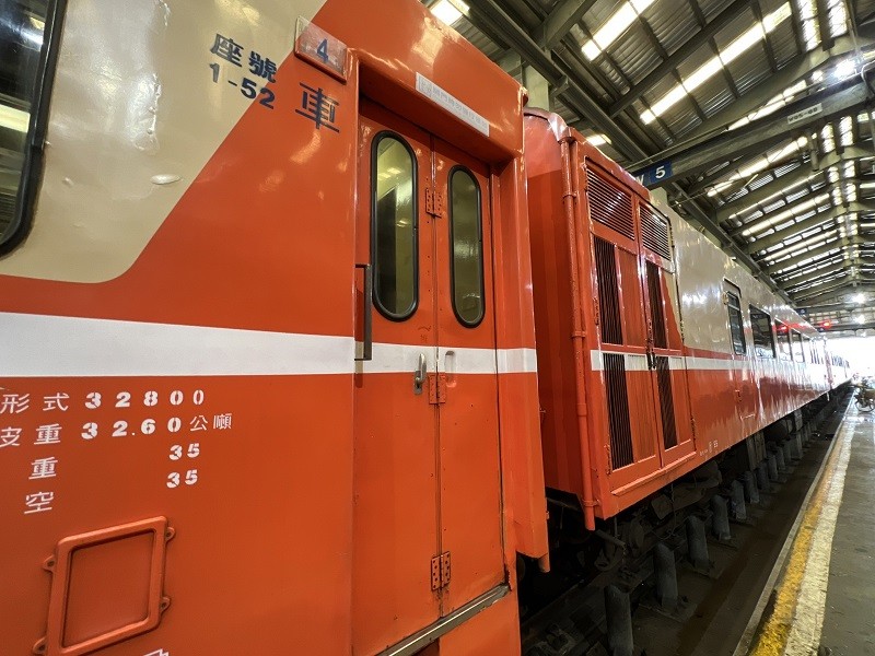 台鐵29日將大改點，除新車加入營運外，有折疊門的莒光號將全數淘汰，提升行車安全。（台鐵提供）中央社
