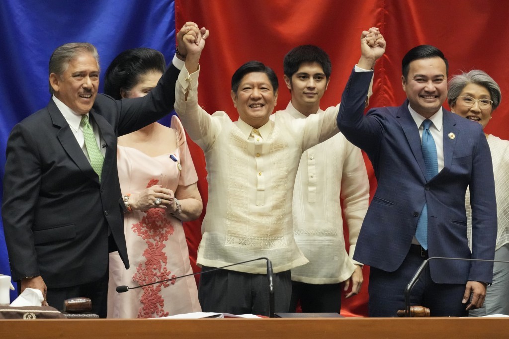 Philippines President-elect Ferdinand Marcos Jr. (center). 
