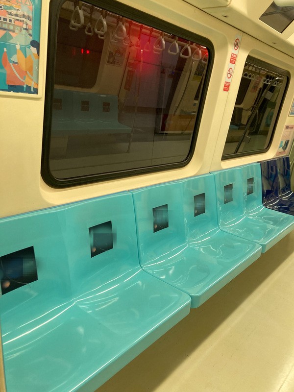The latest Taipei MRT advertising campaign is coming under fire for lack of esthetic value. (CNA, Chen E-jun office photo)
