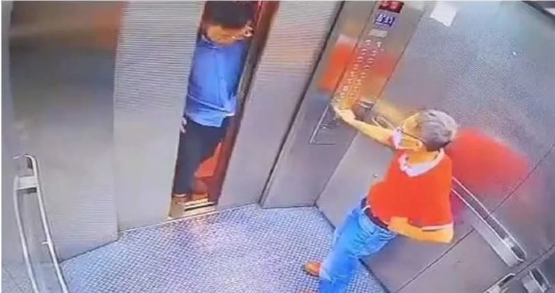 台中男子被電梯門夾到憤而對老翁施暴。（圖／臉書爆廢公社）
