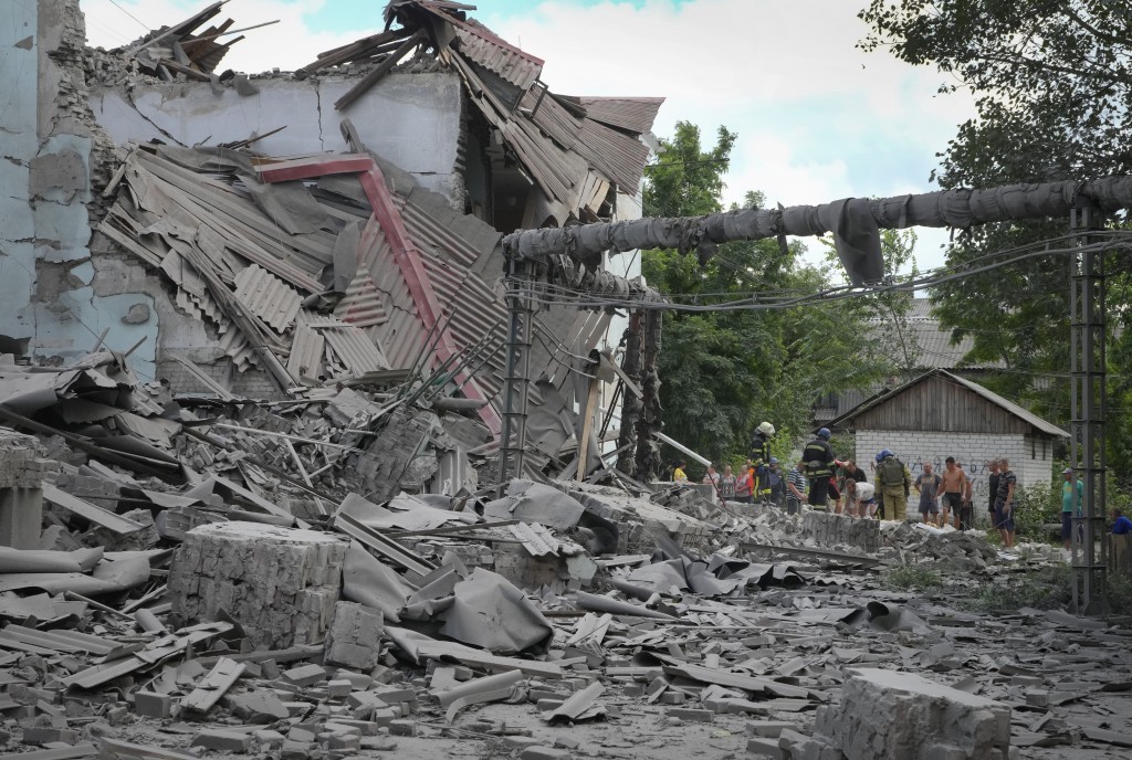 俄軍攻勢猛烈，烏克蘭東部盧甘斯克（Luhansk）最後1個大型據點利西昌斯克（Lysychansk）岌岌可危。（圖／美聯社）
