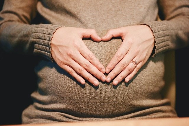 現行政府補助限制40歲以上婦女3次植入且每次植入2顆，導致高齡者為求成功懷孕與活產，而選擇放棄補助。(圖／pixabay)
