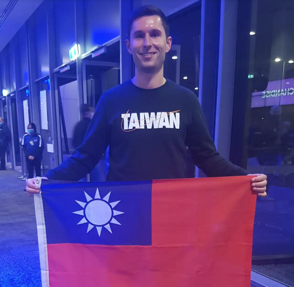 Andrew Farrugia and his banned Taiwan flag at a game between China and Taiwan in Australia's Melbourne. (SBS News screenshot)
