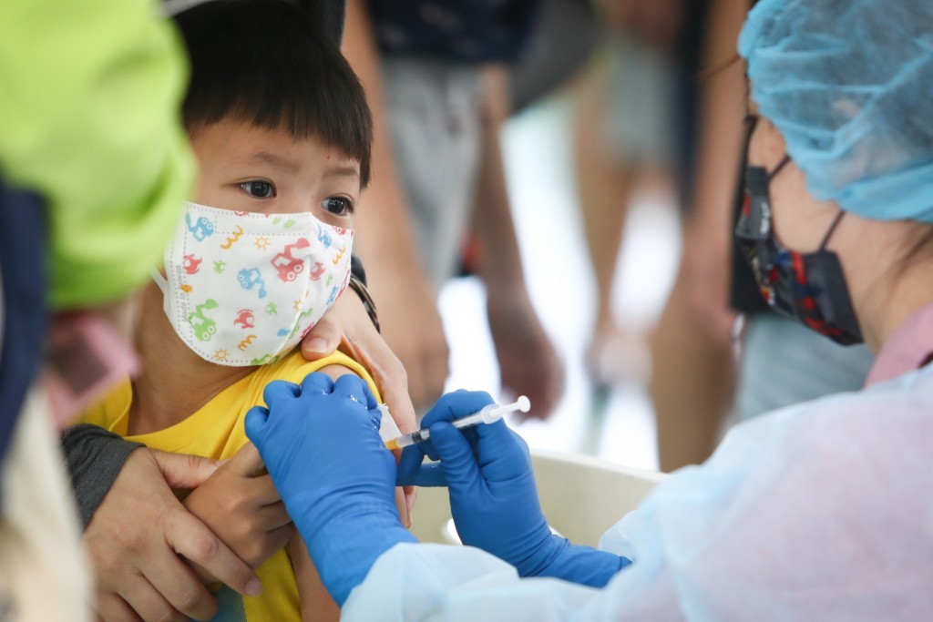 <a href="https://www.taiwannews.com.tw/ch/news/4588943" target="_blank">莫德納幼兒劑型疫苗</a>將於7/6上午抵台，經過檢驗封緘、配送，預計最快21日開打。
