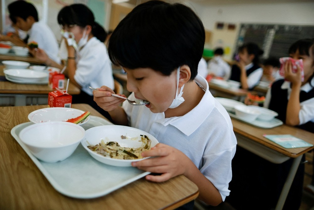 東京一所學校，孩童正在食用營養午餐（圖／路透）
