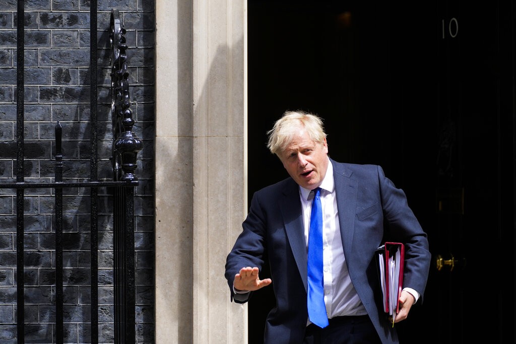 英國首相強生（Boris Johnson）今（7）日不敵逼宮，宣布辭去保守黨魁，但將暫代首相一職至秋季。（圖／美聯社）
