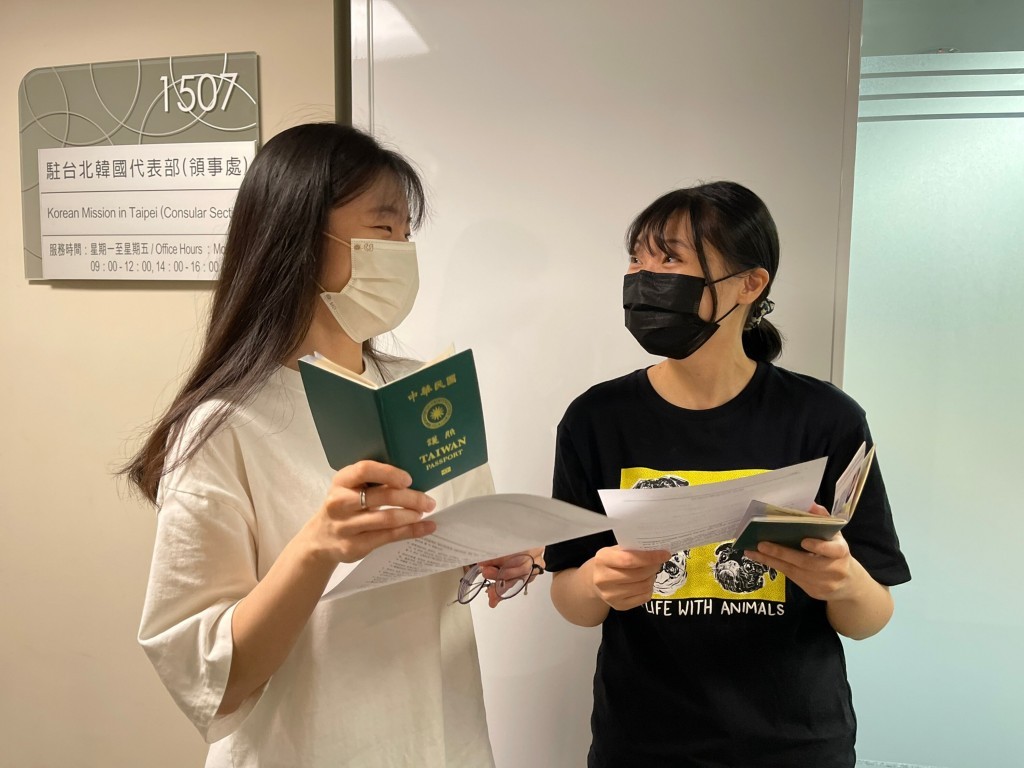自8日起台灣旅客申請韓國觀光簽證不需預約可直接臨櫃辦理，取消財力證明，改檢附來回機票證明。 （圖／韓國觀光公社 提供）
