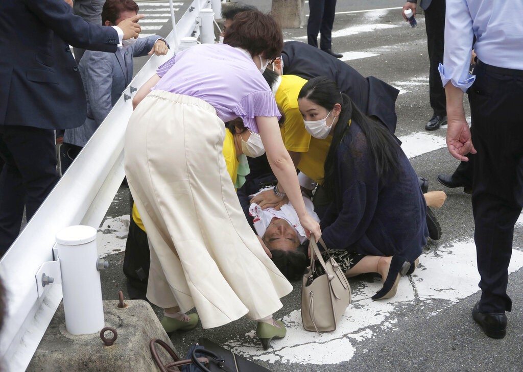日本前首相安倍晉三今（8）日驚傳在奈良街頭遭槍擊，當場濺血倒臥在地。（圖／美聯社）

