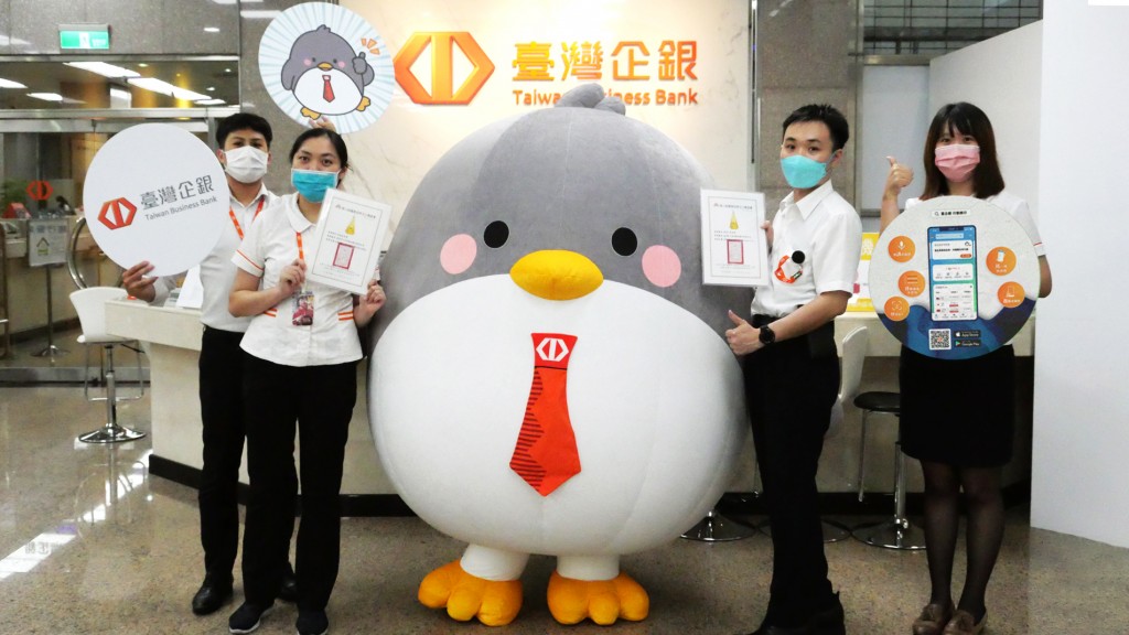 臺灣企銀數位金融吉祥物Hokii福企鵝與國家品牌玉山獎證書合影。(照片來源：臺灣企銀提供)
