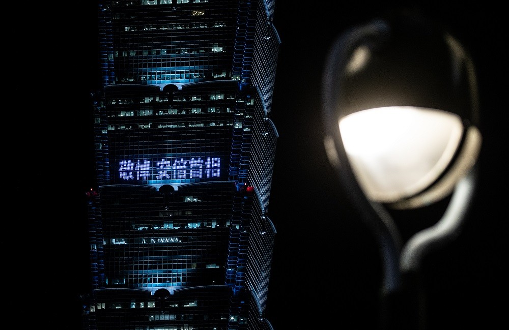 日本前首相安倍晉三8日遭槍殺身亡，台北101大樓晚間在外牆點亮「敬悼 安倍首相」等字句，感謝安倍晉三一直以來對台灣的幫助。 中央社
