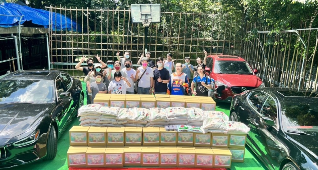 Responding to the Formosa Life program, drivers and riders volunteer to deliver 140 boxes of supplies to underprivileged families. (FormosaVerse photo...