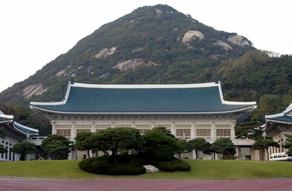 韓國總統府「青瓦台」首度開放旅客參觀。（圖/路透社）
