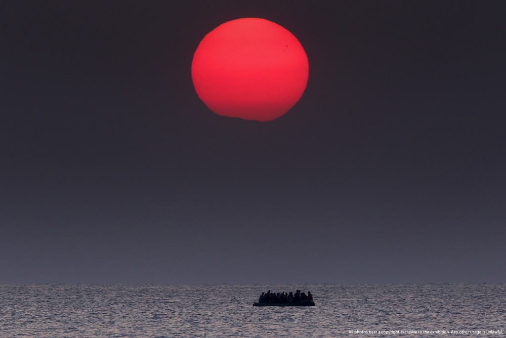 2016年得獎作品： REFUGEES UNDER THE SUN 紅日下的難民船（圖／時藝多媒體提供）
