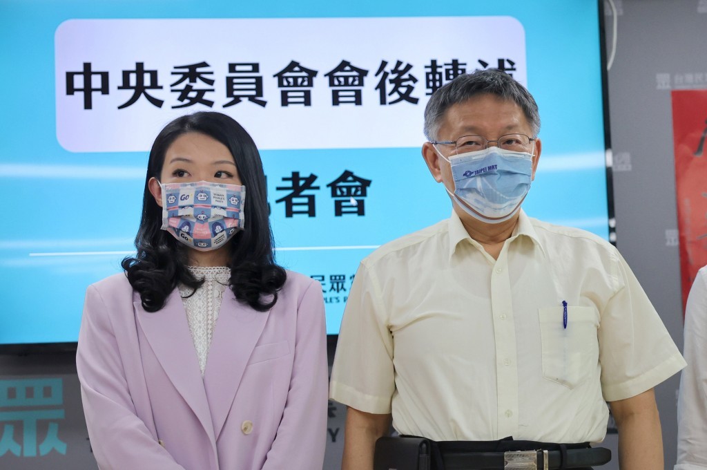 台灣民眾黨主席柯文哲（右）11日宣布，提名黨籍立委高虹安（左）參選新竹市長。（圖／中央社）
