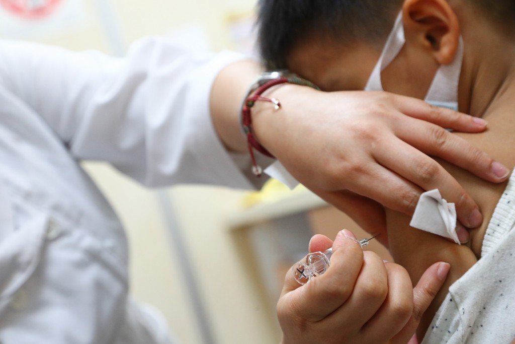 嬰幼兒莫德納疫苗最快於7/21開打，但輝瑞幼兒疫苗到貨時程還未定，指揮中心建議家長儘速替孩童選擇莫德納疫苗接種。
