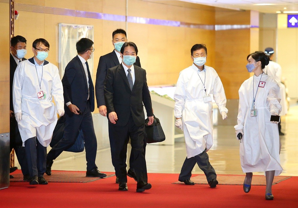 副總統賴清德（前中）赴日弔唁遇刺身亡的前日本首相安倍晉三，12日晚間搭機返台，在機場他並未對此行發表談話，僅向媒體點頭表示感謝。中央社
