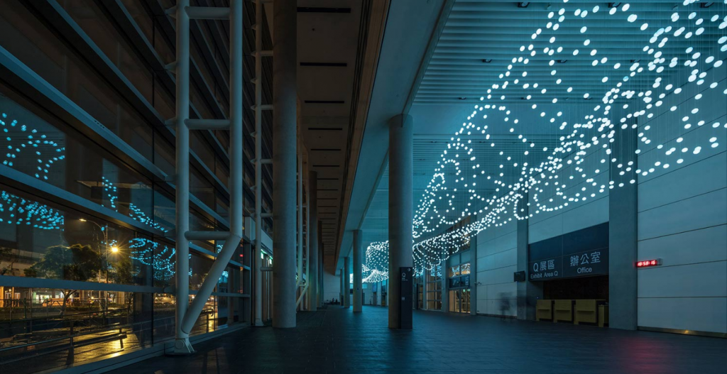 《度境》以超過4,000顆藍色手工玻璃光球，蜿蜒漂浮於台北南港展覽館的大廳挑高空間。(圖擷取自台北南港展覽館官網)
