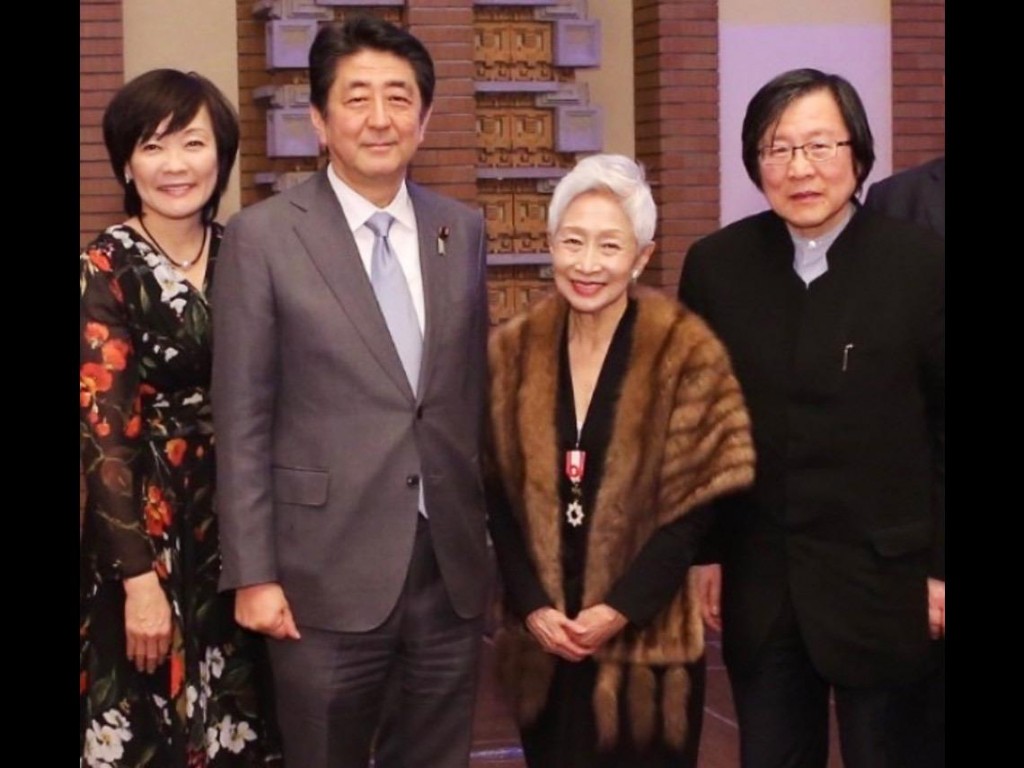 安倍晉三夫妻（左）連年都是金美齡（右2） 家庭派對上的主賓，時任台灣日本關係協會會長的邱義仁（右1）也出席。（圖片來源：今周刊）
