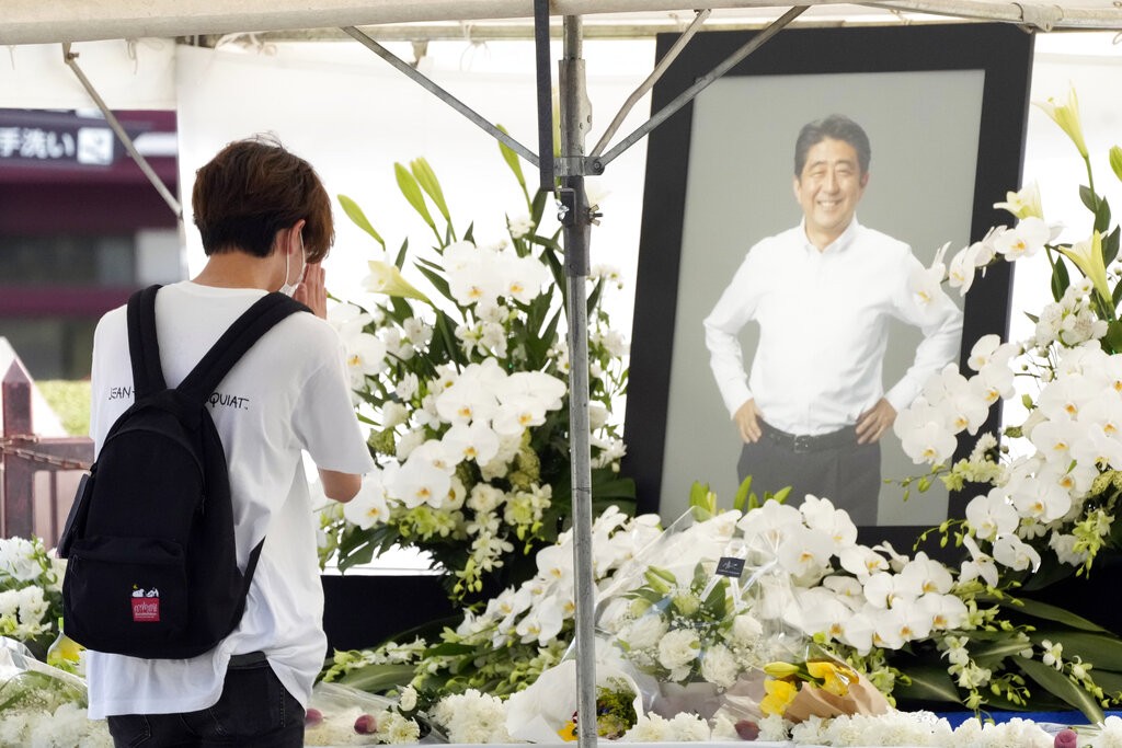 日本前首相安倍晉三於8日遇刺身亡，首相岸田文雄今傍晚宣布，將於今年秋天舉辦國葬。(圖/美聯社)
