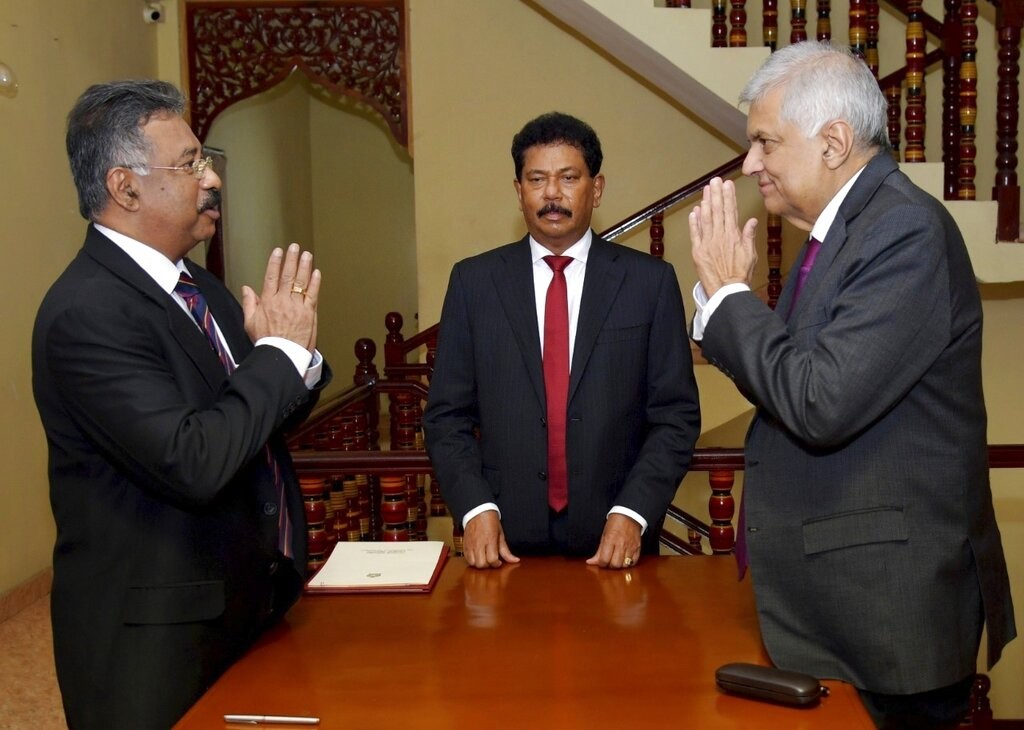 斯里蘭卡總統拉賈帕克薩流亡新加坡，斯國總理威克瑞米辛赫（右）今（15）日宣誓就職擔任代理總統。（圖／美聯社）
